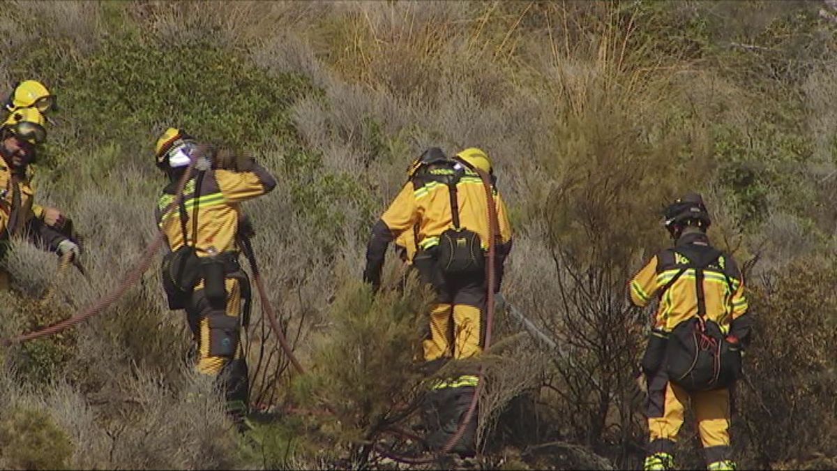 Controlat l’incendi de Cala Tuent després de cremar 51 hectàrees