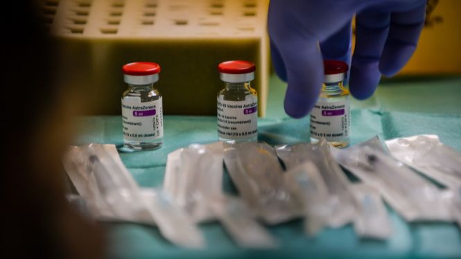 L’OMS urgeix als països a seguir usant la vacuna d’AstraZeneca