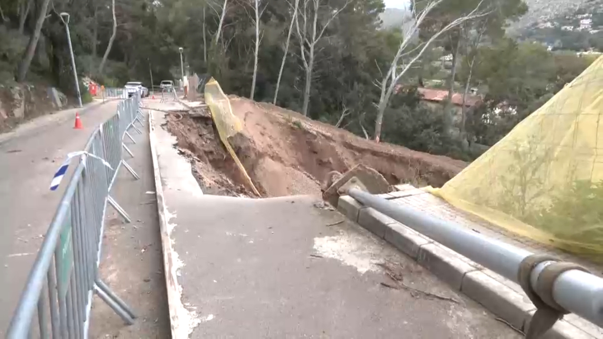 Una setmana perquè es reconstrueixi el carrer esfondrat de la urbanització Gotmar del Port de Pollença