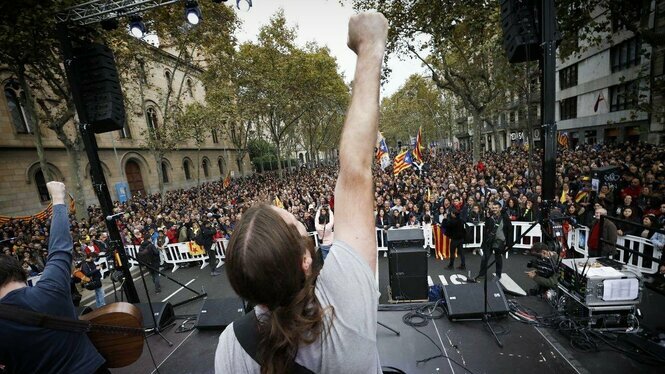 Centenars de persones es concentren a Barcelona convocats pel Tsunami Democràtic