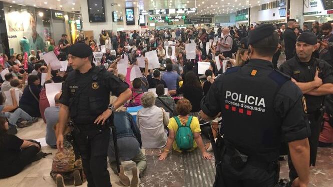 Els mossos acordonen l’estació de Sants per la concentració independentista