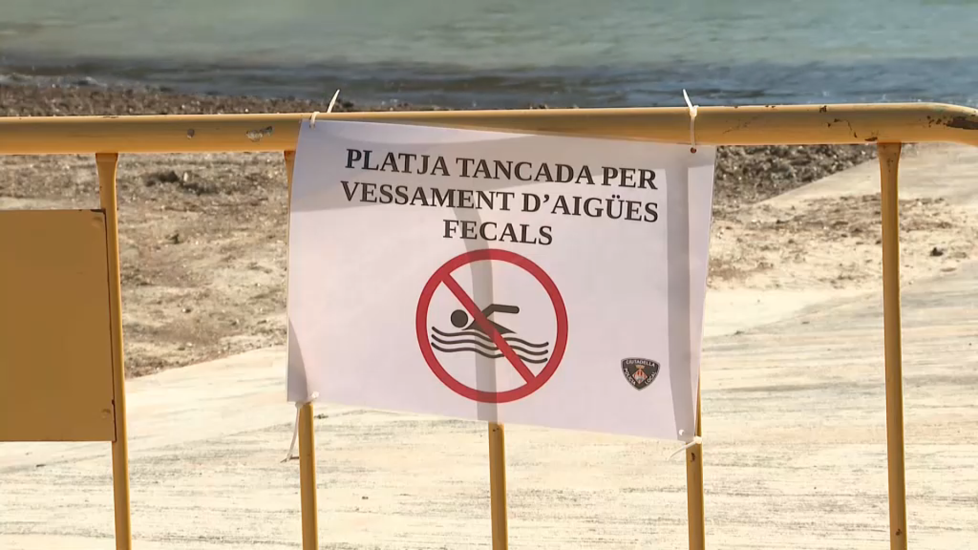 Tancada al bany la Platja Gran de Ciutadella per vessaments d’aigües fecals