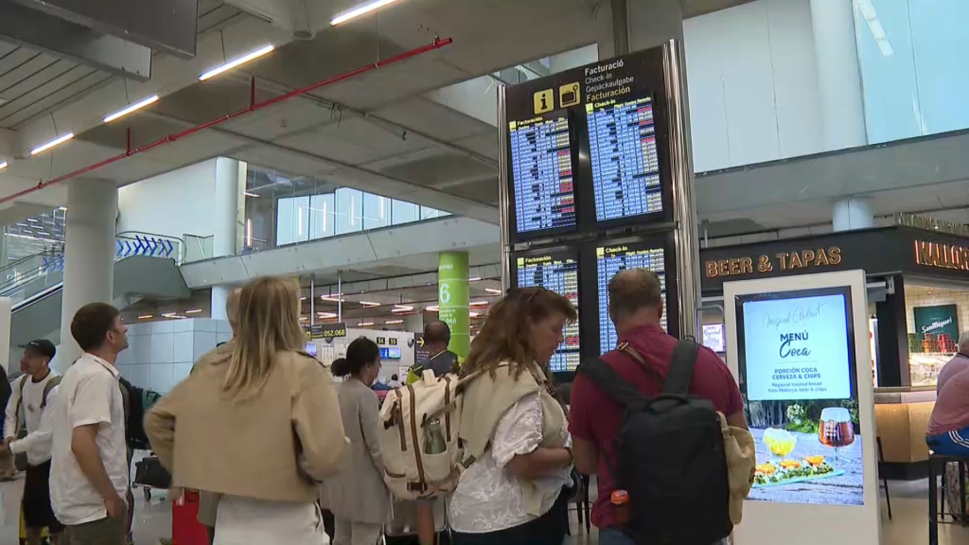 Els aeroports acumulen centenars de retards i, només a Son Santjoan, hi ha 80 vols cancel·lats
