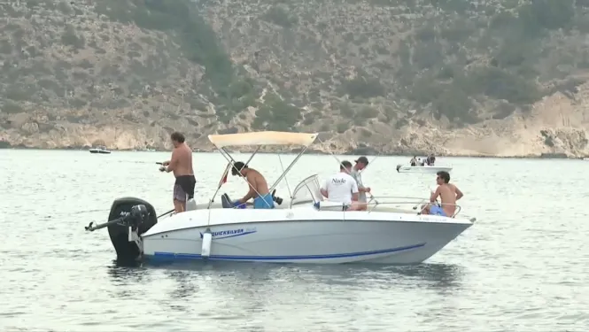 Multitud de barques surten a la mar en l’inici de la temporada de raors