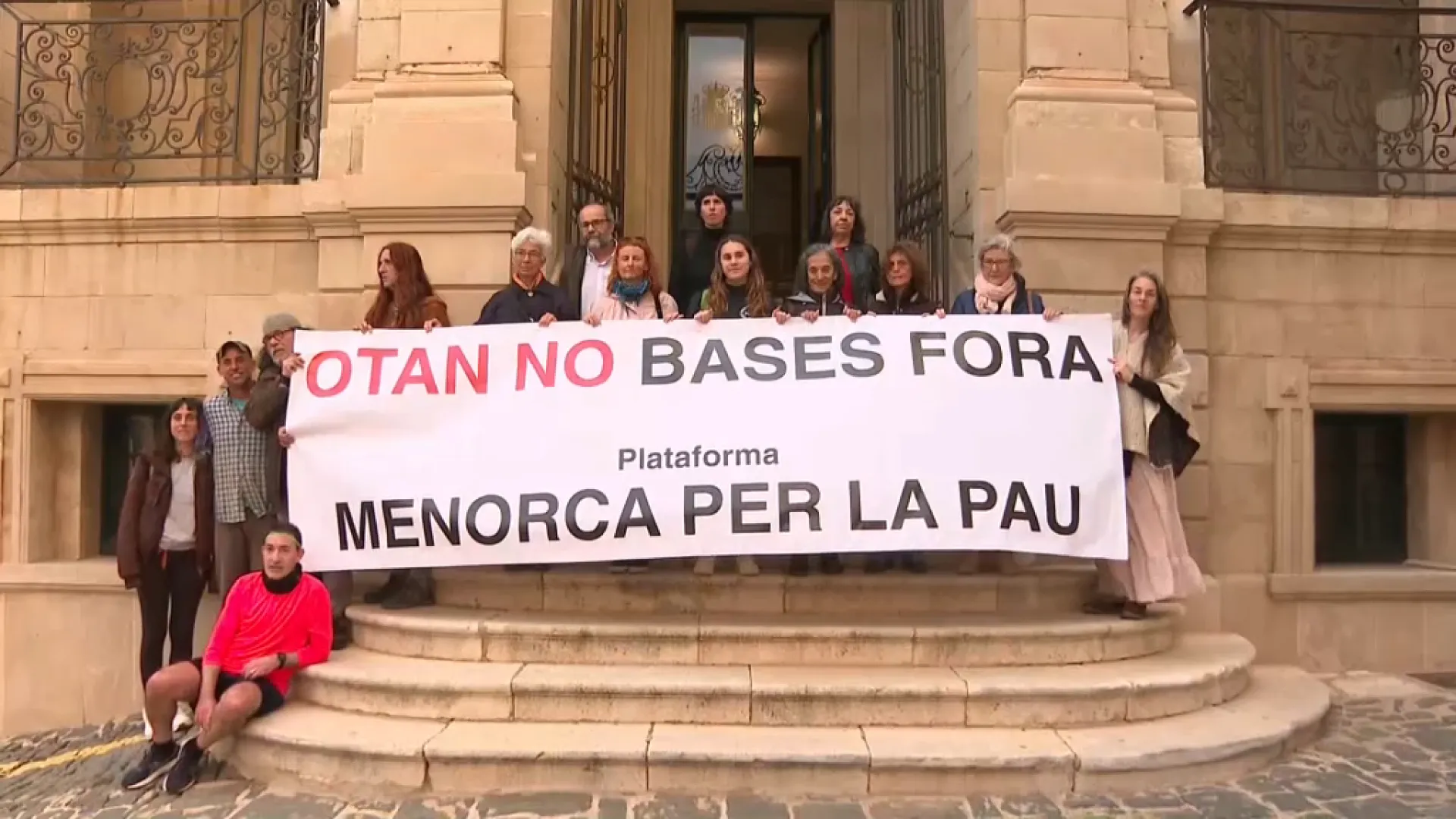 Els activistes de Plataforma Menorca per la Pau intervenen al ple de l’Ajuntament de Maó