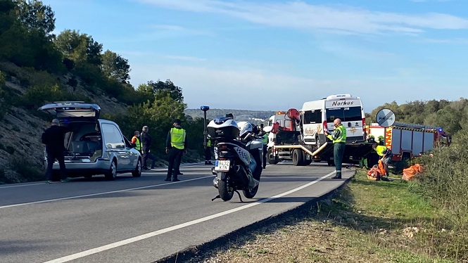 Mor la conductora d’un cotxe després de xocar amb un bus escolar a Menorca