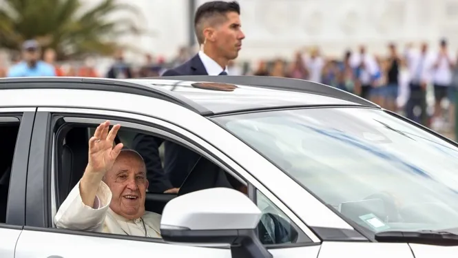 El papa Francesc arriba a Lisboa per participar en la Jornada Mundial de la Joventut