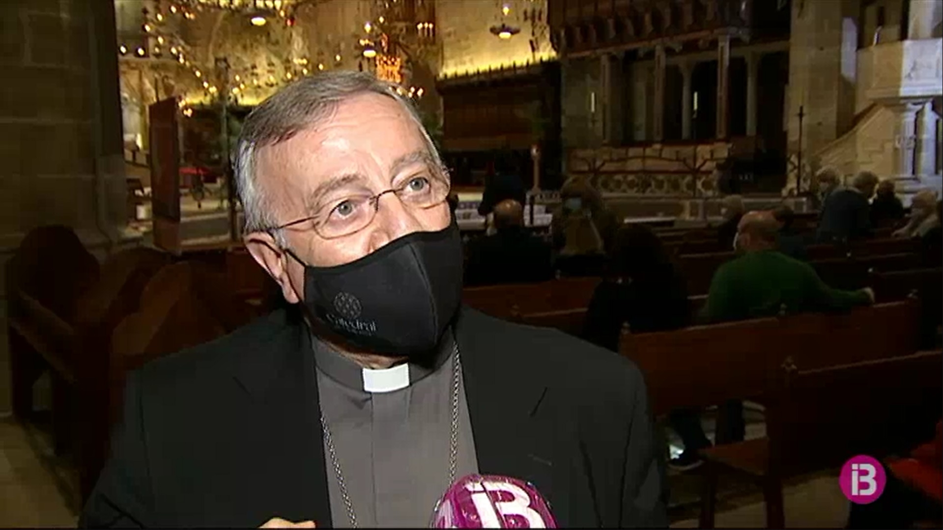 El bisbe de Mallorca es vacuna contra la covid en la residència de capellans de Palma