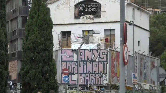 Tensió veïnal pel desnonament de dos edificis okupes a Barcelona