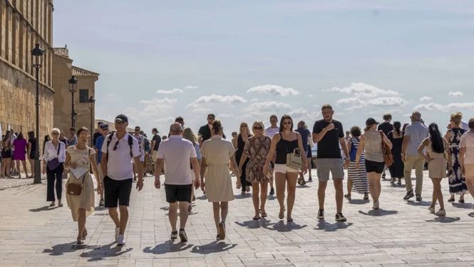 Es redueix, per primera vegada des de la pandèmia, la pressió humana a les Balears el mes d’agost