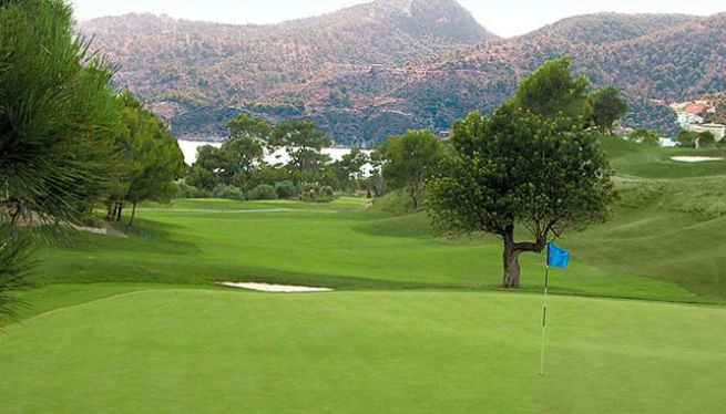 Un milió d’euros en sancions a tres camps de golf per regar amb aigua subterrània