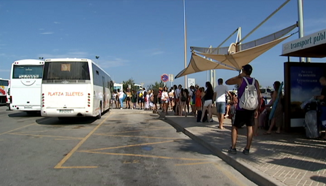 Turistes+i+residents+es+queixen+del+servei+que+ofereix+el+transport+p%C3%BAblic+a+Formentera