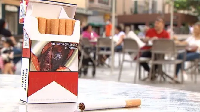 Bars i restaurants temen la prohibició definitiva de fumar a les terrasses