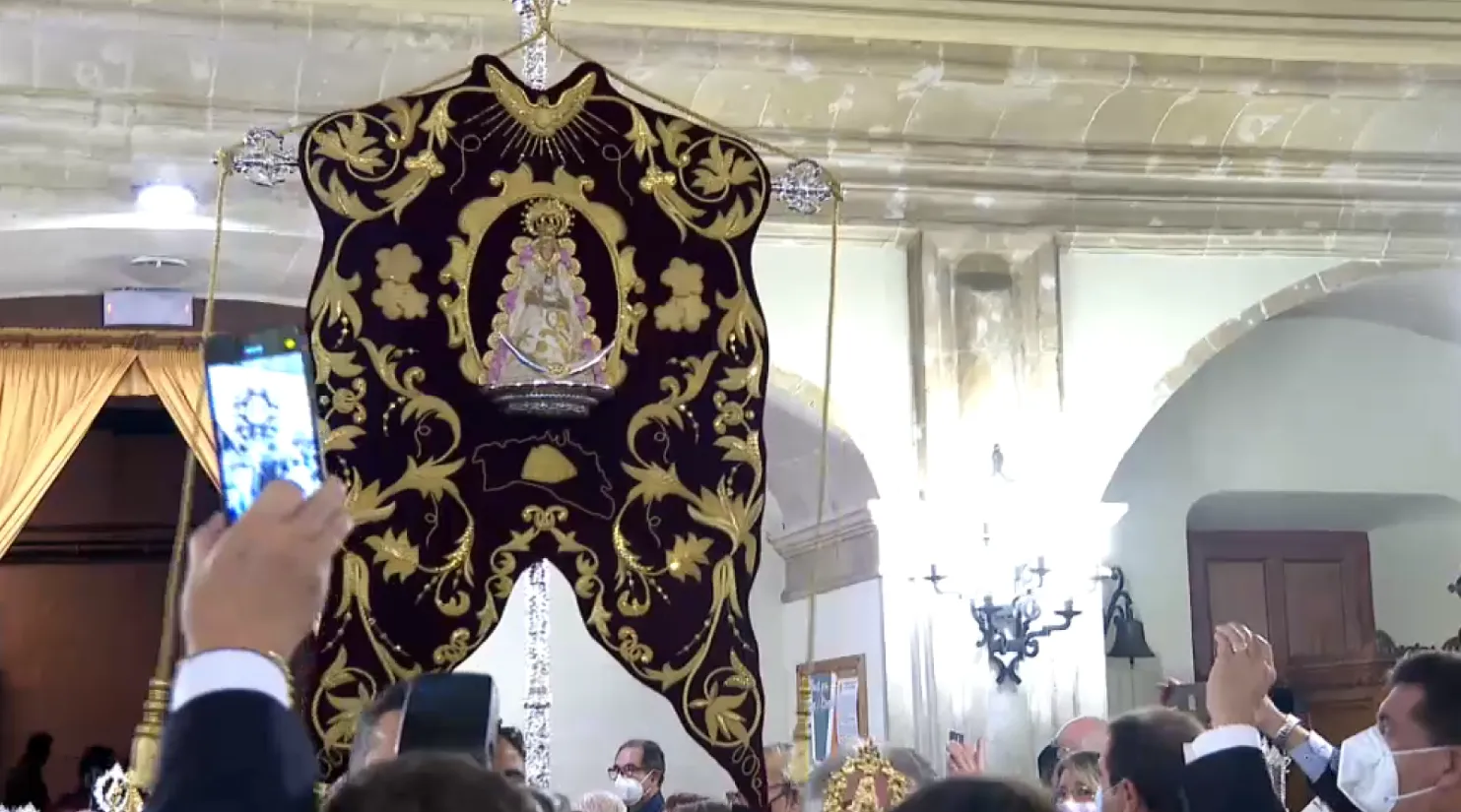 El bisbe de Menorca beneeix l’estendard de la confraria de Nuestra Señora del Rocío de Menorca