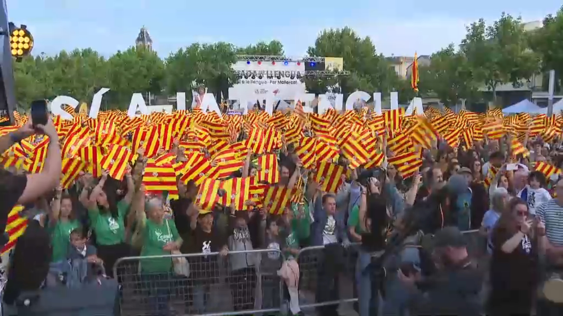 Milers de persones demanen que no reculi l’ús del català