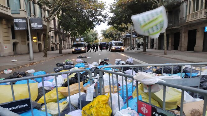 Més d’un miler de persones llancen bosses de fems davant la Delegació del Govern de Barcelona
