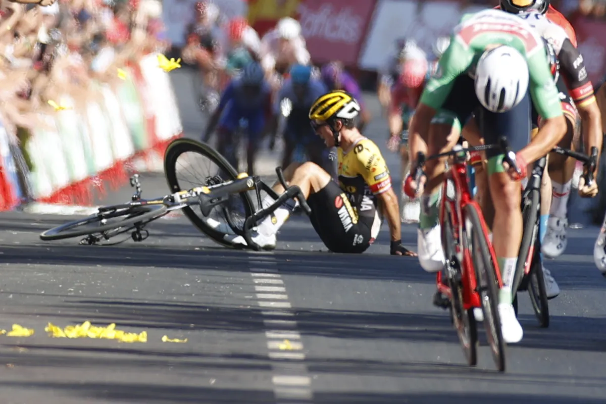 Enric Mas salva una etapa accidentada a La Vuelta