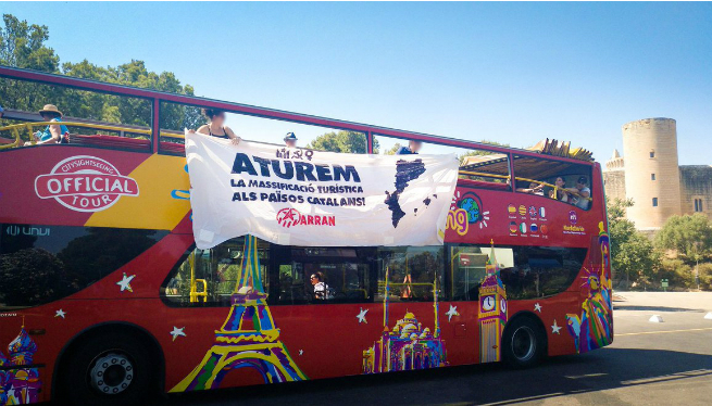 L’Ajuntament de Palma critica la protesta d’Arran a un bus turístic