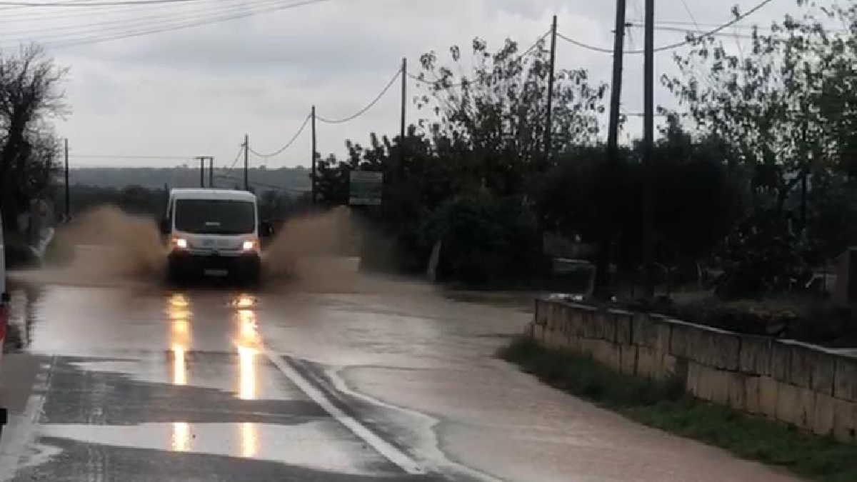 Les pluges neguen diversos trams de carreteres a la zona de Manacor