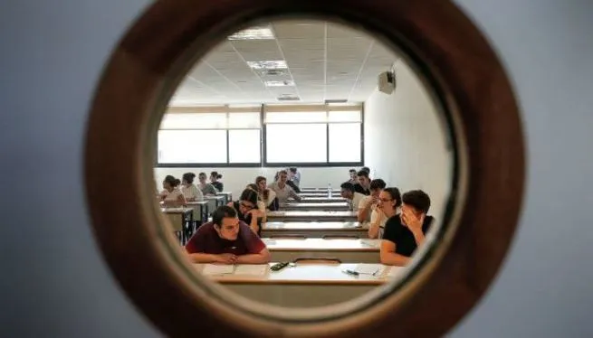 Les baixes de docents per Covid cauen un 58%25 en una setmana
