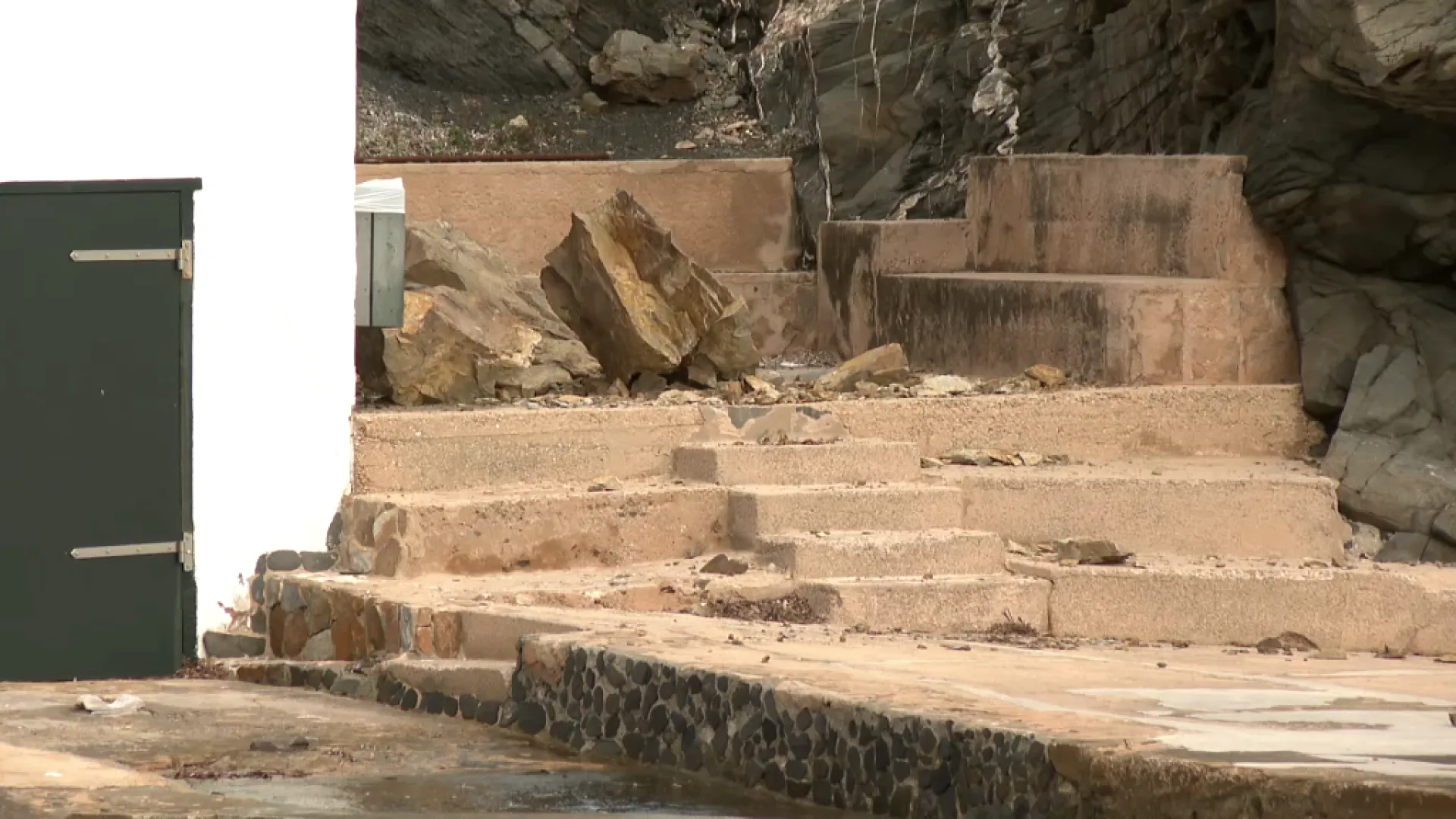 El mal temps ocasiona una esllavissada de roques de pissarra en es Murtar