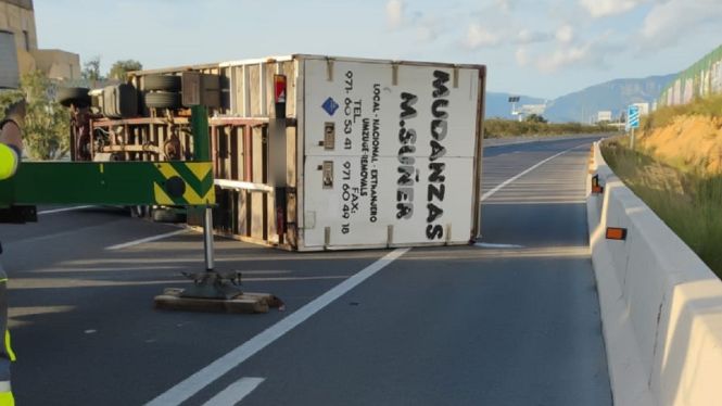 Detingut un home implicat en el robatori i accident del camió tombat al segon cinturó de Palma