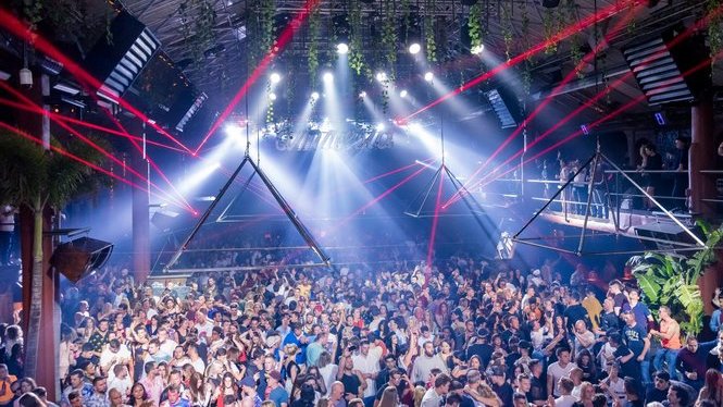 Desallotgen 130 persones de la discoteca Amnèsia d’Eivissa