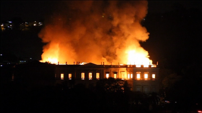 Un+incendi+destrueix+el+Museu+Nacional+de+Rio+de+Janeiro