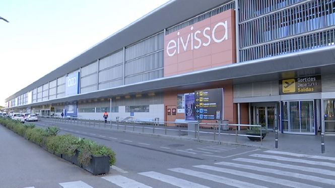 L’aeroport d’Eivissa recupera els vols amb el Regne Unit i Itàlia aquest cap de setmana