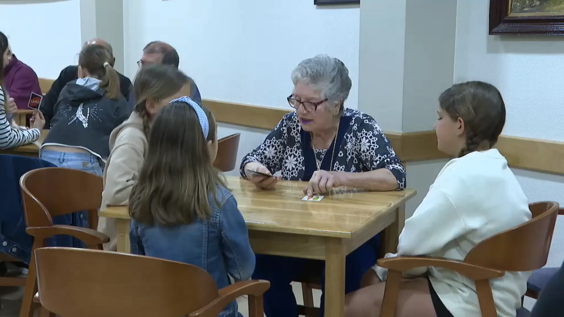 Alumnes de primària de Ferreries visiten el Club de Jubilats per jugar a jocs de taula amb els usuaris