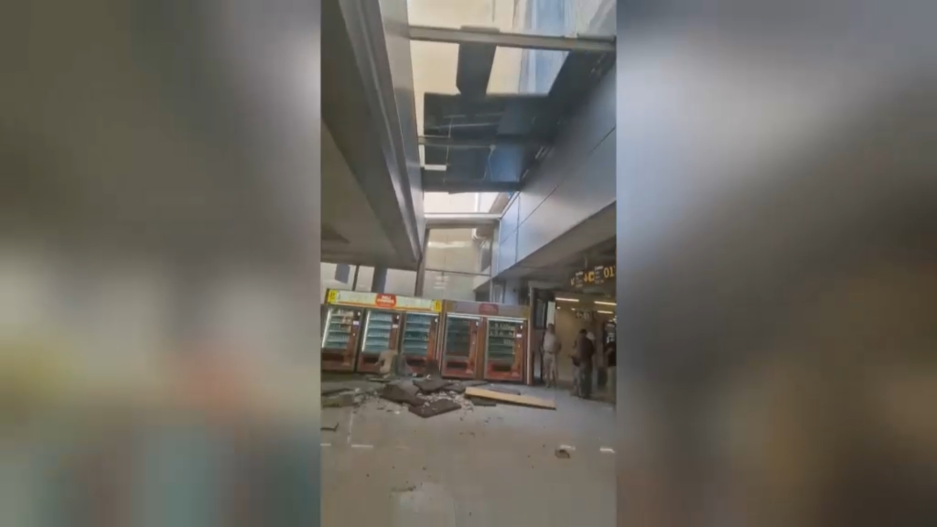 AENA atribueix a la negligència d’un treballador l’esfondrament d’un sostre de vidre a l’aeroport de Palma