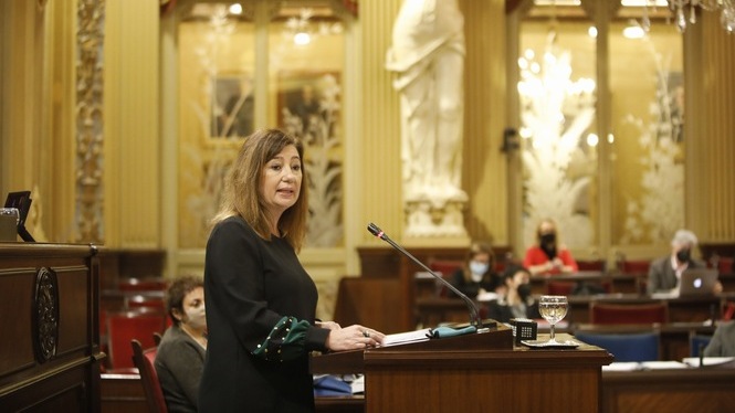 Armengol, al Parlament: “Les Balears posen 500 vacunes diàries, però en podria administrar 11.500”