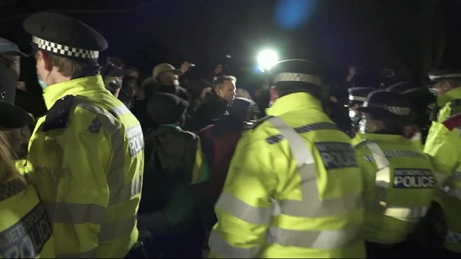 Scotland Yard defensa l’ús de la violència per dispersar la vigília per Sarah Everard