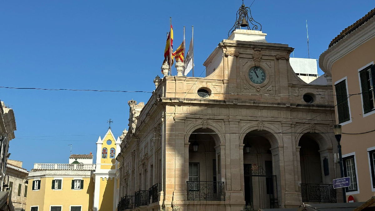 Primer dia de dol oficial a Maó i Sant Lluís