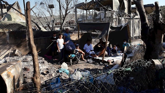 Un+incendi+destrueix+el+camp+de+refugiats+de+M%C3%B3ria%2C+a+l%E2%80%99illa+de+Lesbos