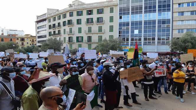 Centenars de persones es manifesten contra el racisme i en memòria de George Floyd