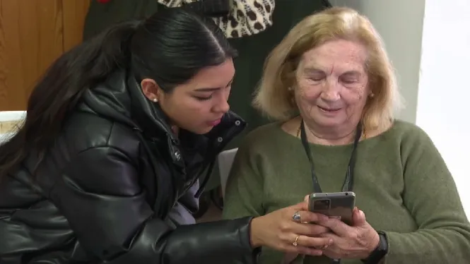 Els adolescents de Santa Eulària ajuden la gent gran del poble a combatre l’esquerda digital ‘Connectant generacions’