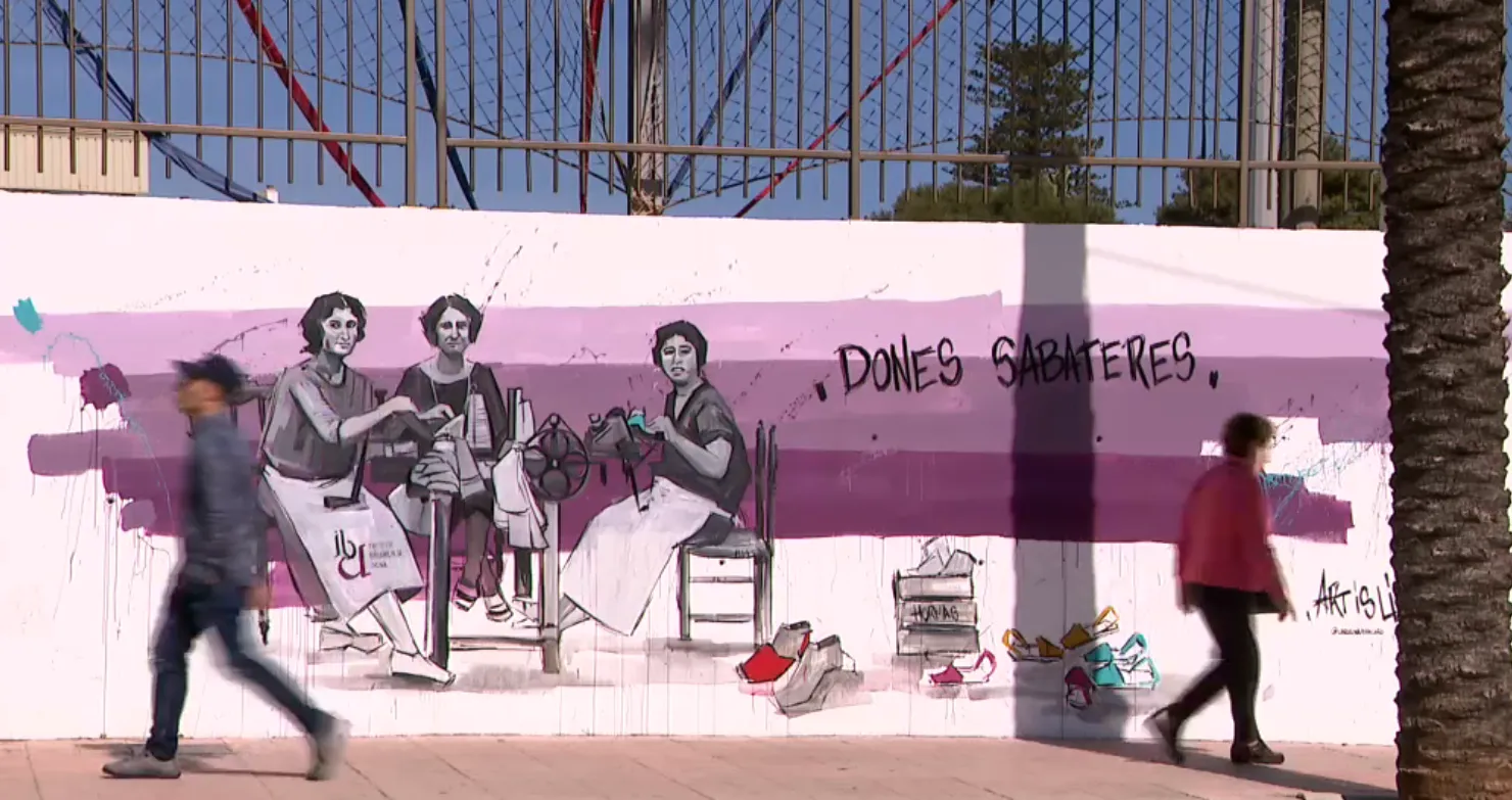 S’inaugura a Maó el nou mural de l’IB-Dona per al 8M, creat per Carolina Adán i dedicat a les dones sabateres