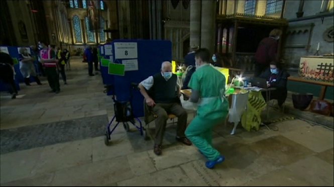 El Regne Unit empra la Catedral de Salisbury com a centre de vacunació