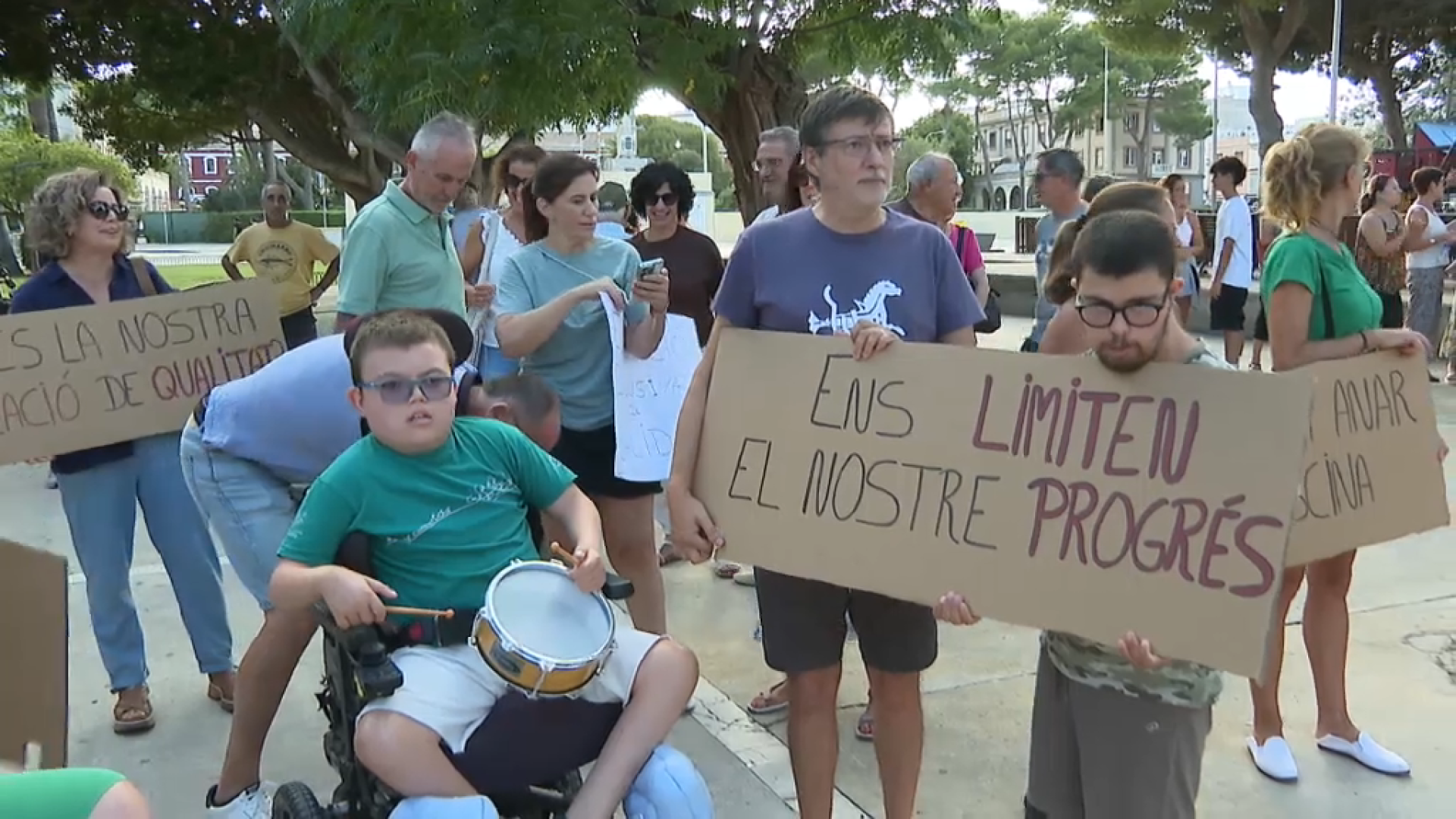 Famílies i mestres de les aules Ueeco de Menorca es manifesten per demanar més recursos