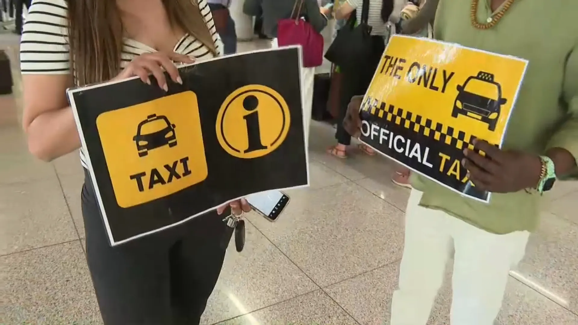 Taxistes en peu de guerra contra els conductors de transport discrecional a l’aeroport de Palma