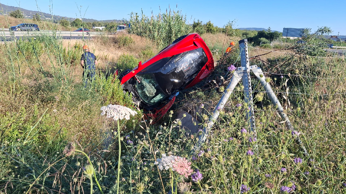 Un accident entre un Ferrari i un taxi deixa 4 ferits a Eivissa