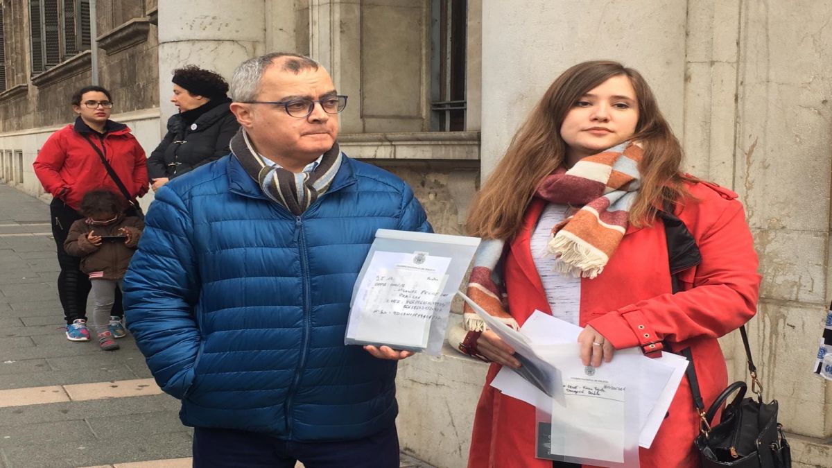 Els periodistes de Diario de Mallorca i Europa Press recullen els seus mòbils i anuncien que mantenen la querella