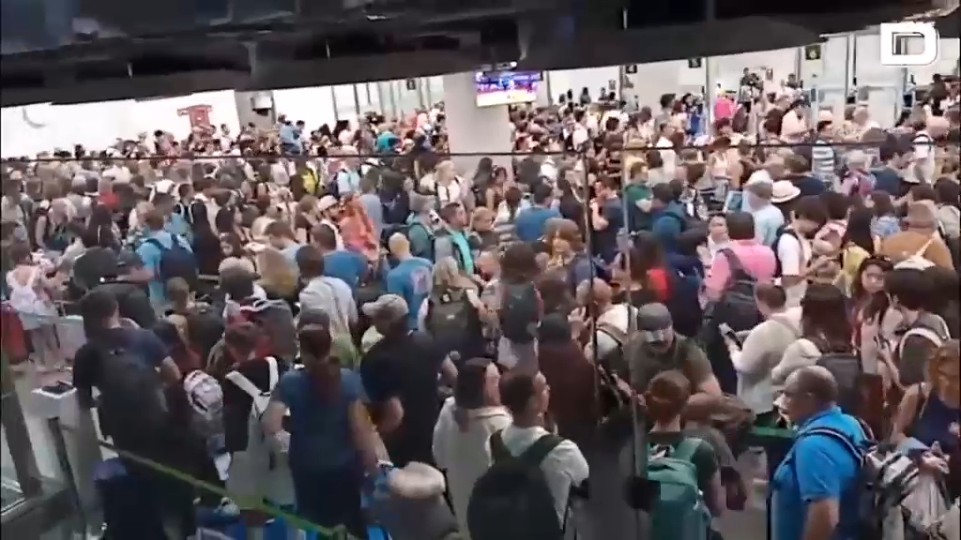 Cues i hores d’espera en el control de passaports de la T4 de Madrid per un problema informàtic