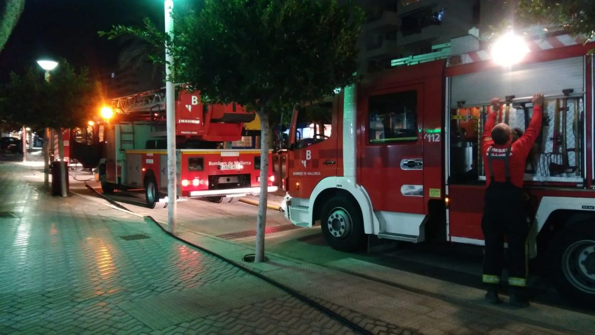 Desallotgen un edifici de Santa Ponça després de calar-se foc un cotxe al pàrquing de la planta baixa