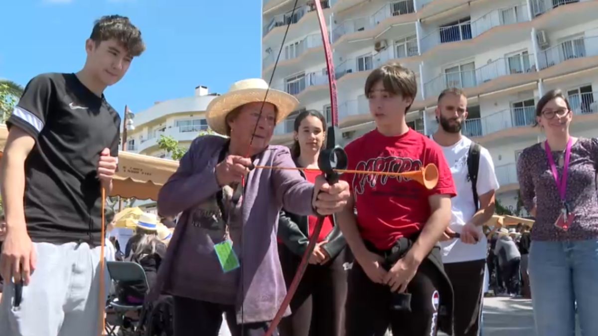 Els majors de la residència de Can Blai surten al carrer