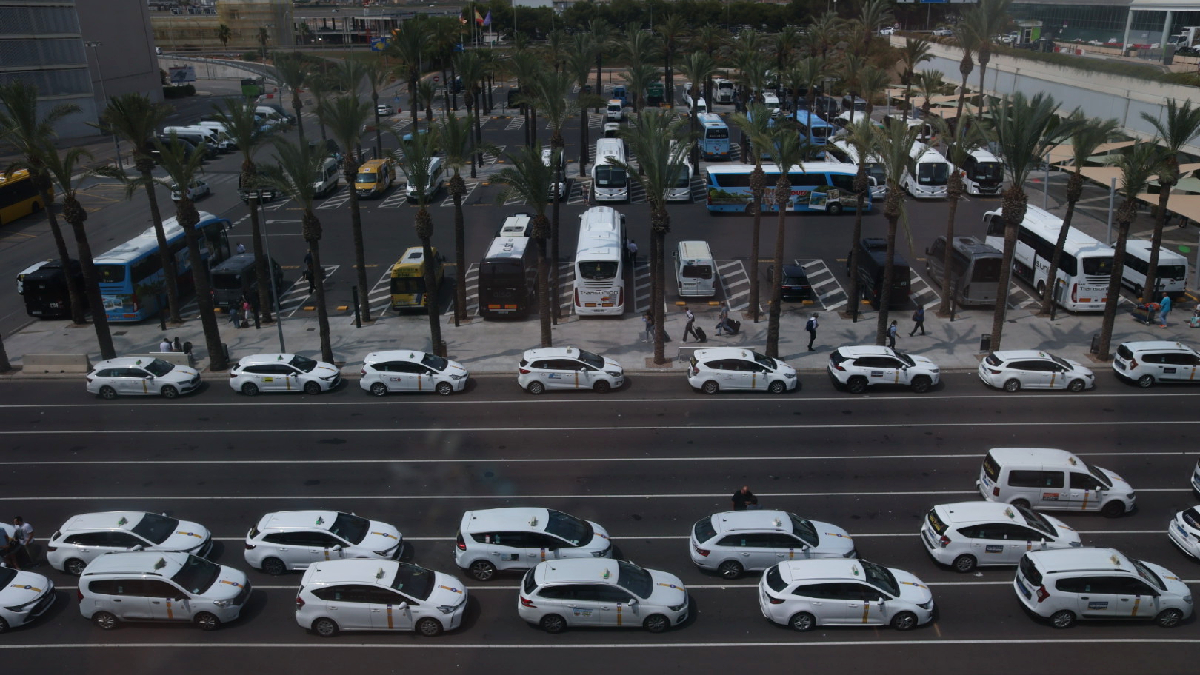 El Govern prorroga un any la suspensió de noves llicències de taxi i VTC