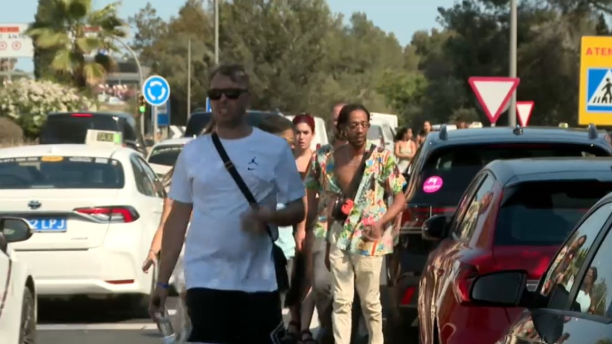 Llargues coes a la carretera de Sant Antoni per l’obertura d’UNVRS
