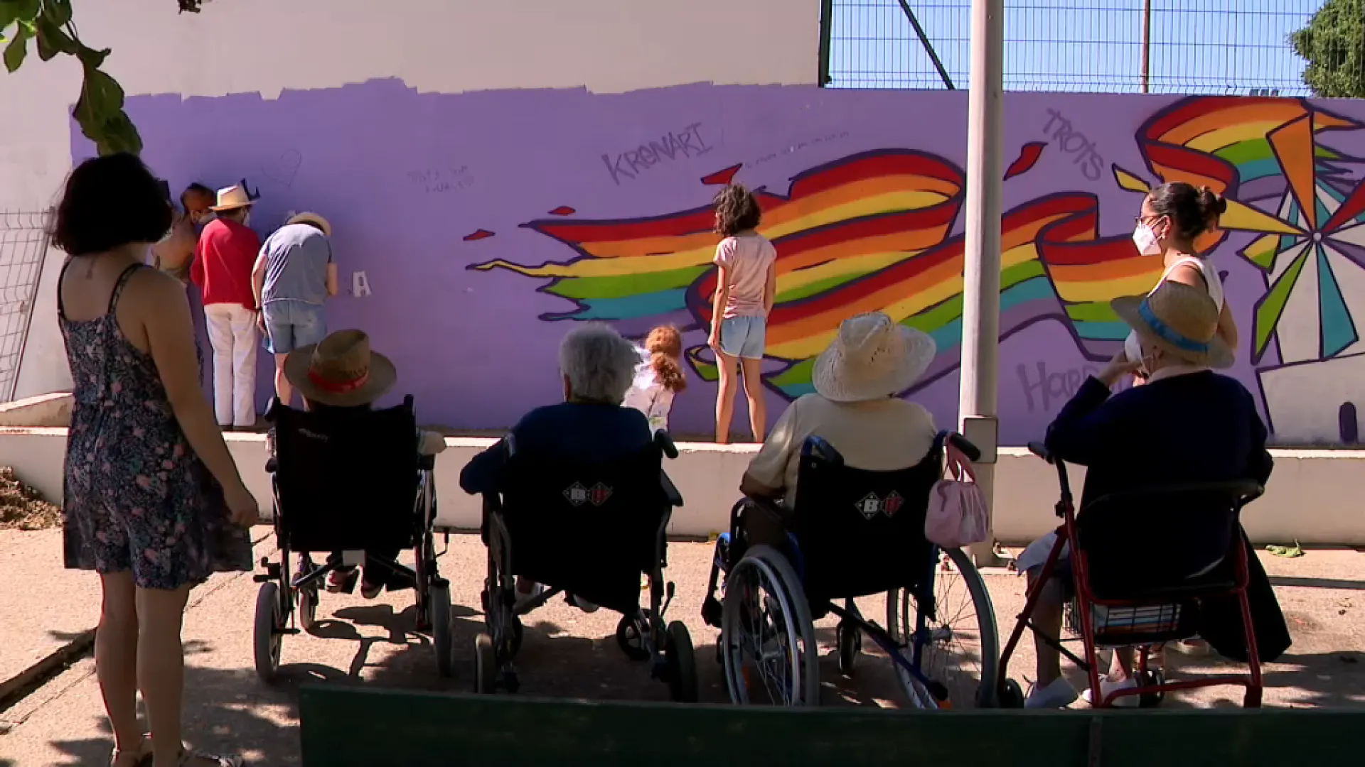 Joves i grans s’ajunten a Sant Lluís per completar el mural de l’Orgull