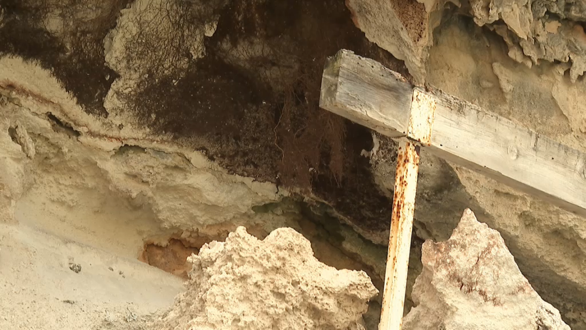 El penyal des Canutells a Menorca continua sense arreglar i precintat des d’abril